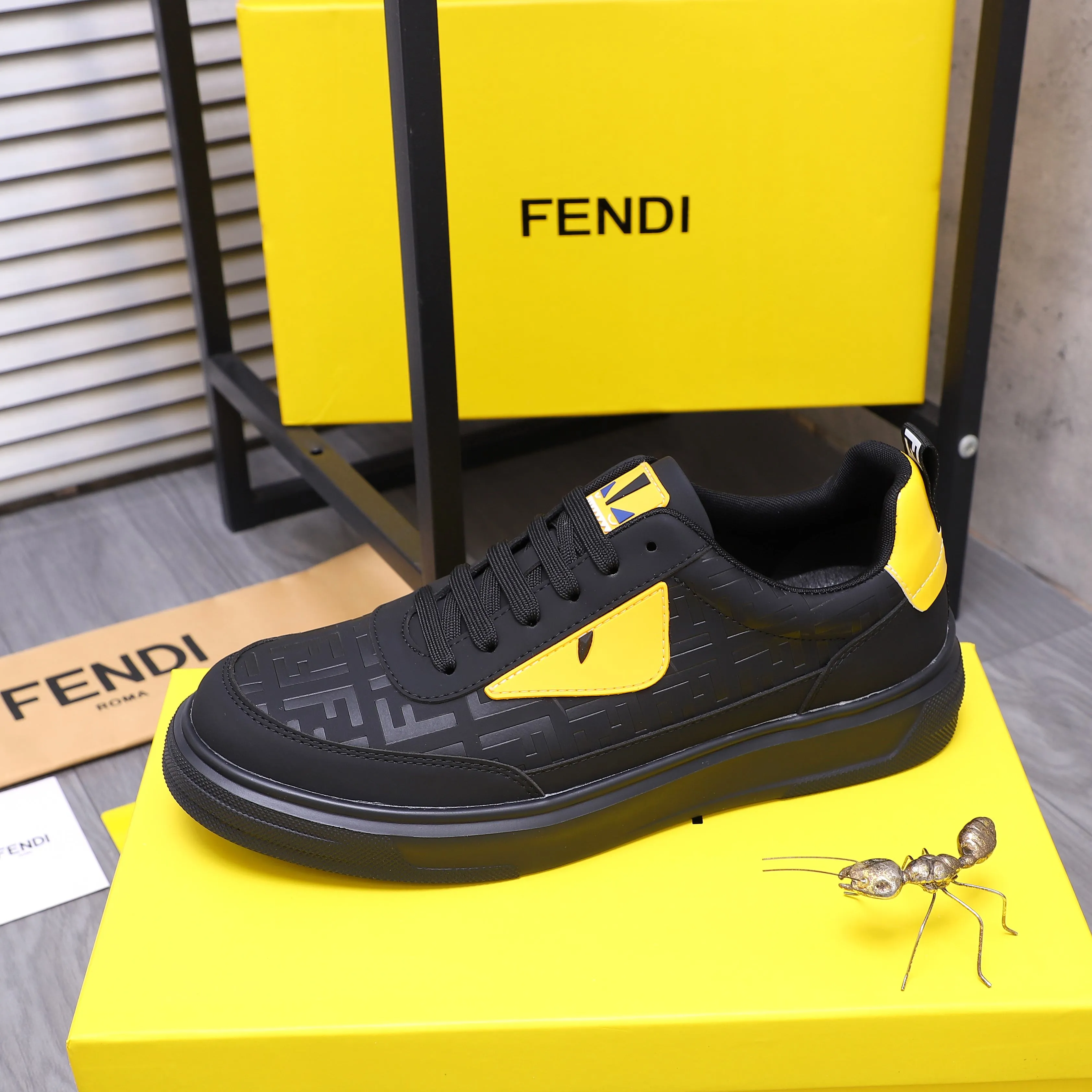 Men's shoes 💰420 Product trademark: FENDI "Fendi" casual shoes Regular size: 38-45 (45 is custom-made and non-returnable) Product materials: Selected cowhide embossed upper, mesh lining, cowhide insole, rubber outsole